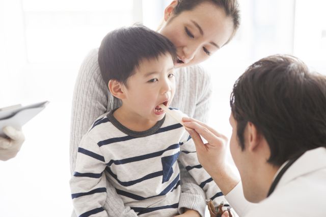 のどの検査を受ける子ども