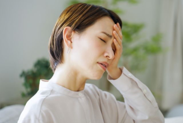 めまいをおぼえる女性