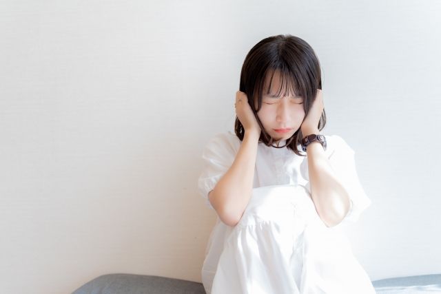 耳鳴りを感じる女性